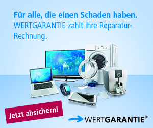 Anzeige mit Heimelektronik wie Laptop, Kamera, Fernseher, Smartwatch, Waschmaschine und Kaffeemaschine. Text lautet: „Für alle, die einen Schaden haben. WERTGARANTIE zahlt Ihre Reparatur-Rechnung. Jetzt absichern!“ WERTGARANTIE-Logo angezeigt.