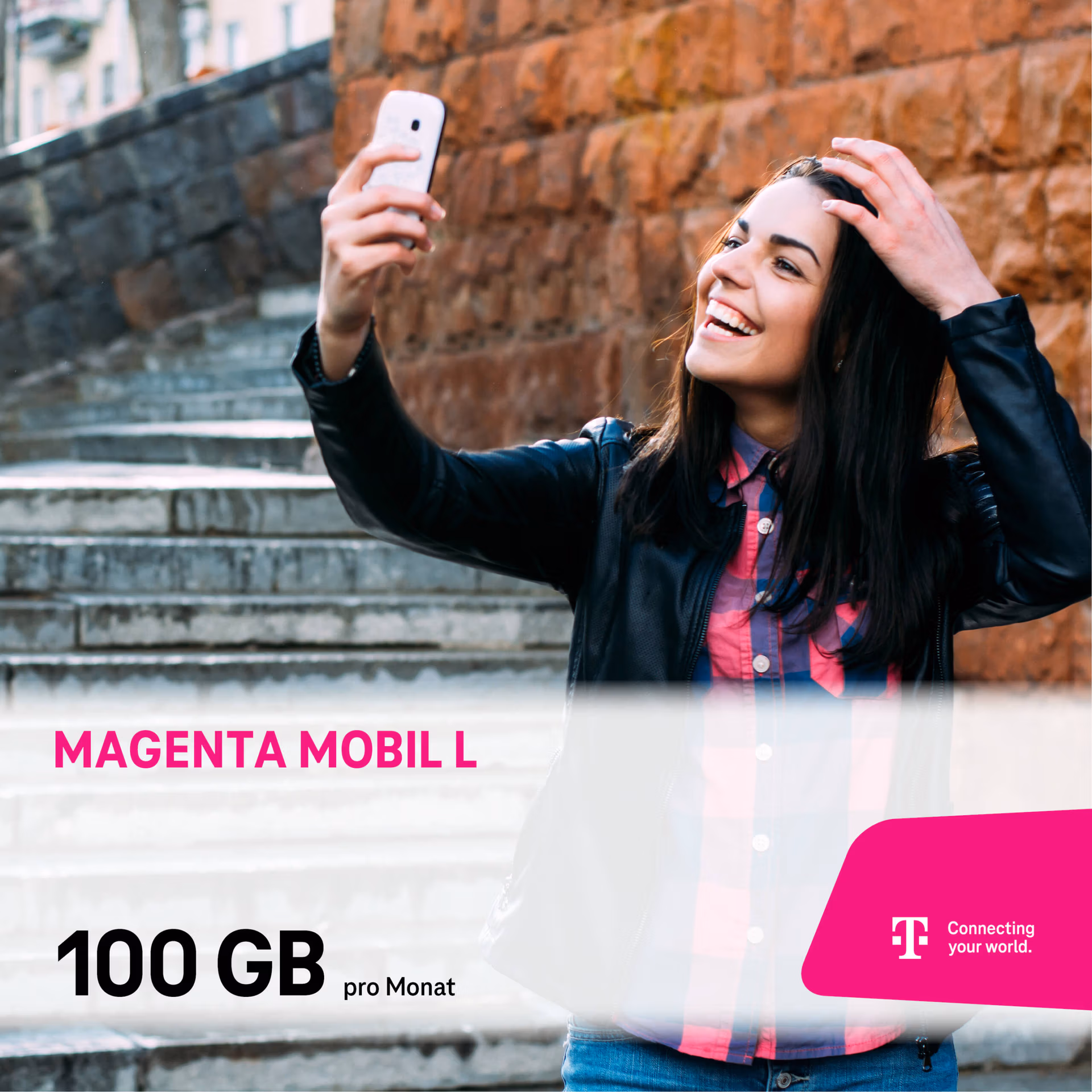 Eine lächelnde Frau macht ein Selfie im Freien auf einer Steinstufe. Der Text lautet "MAGENTA MOBIL S", "100 GB pro Monat" und zeigt das Telekom-Logo mit "Connecting your world".