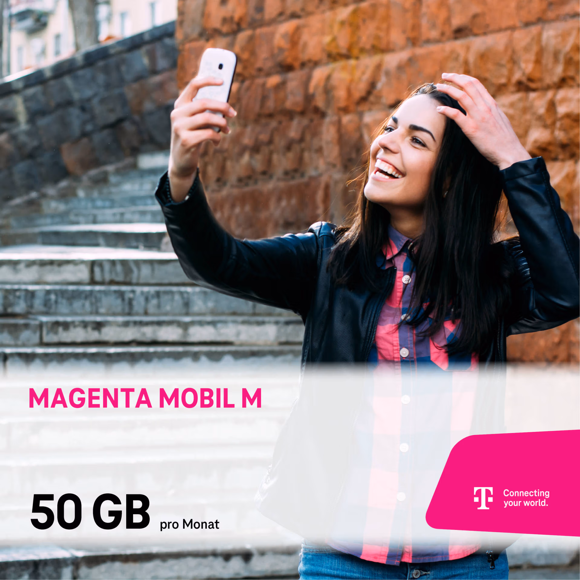 Eine lächelnde Frau macht ein Selfie auf einer Steintreppe im Freien. Das Bild wirbt für "MAGENTA MOBIL S", das 50 GB pro Monat anbietet, wobei das Telekom-Logo in der Ecke zu sehen ist.