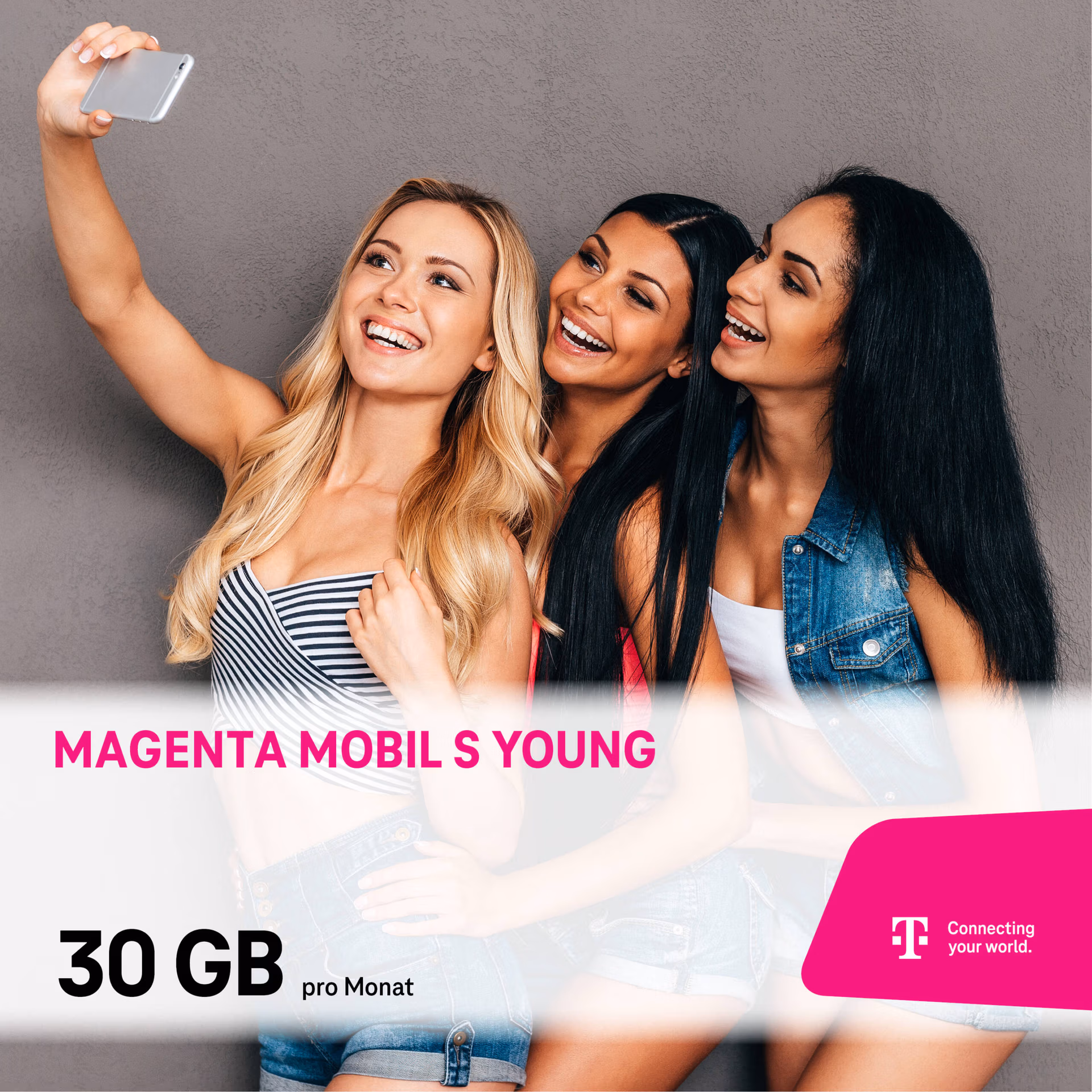 Drei junge Frauen, die lächelnd ein gemeinsames Selfie machen, werben für "Magenta Mobil S" mit 30 GB pro Monat, Telekom-Branding und dem Slogan "Connecting your world".