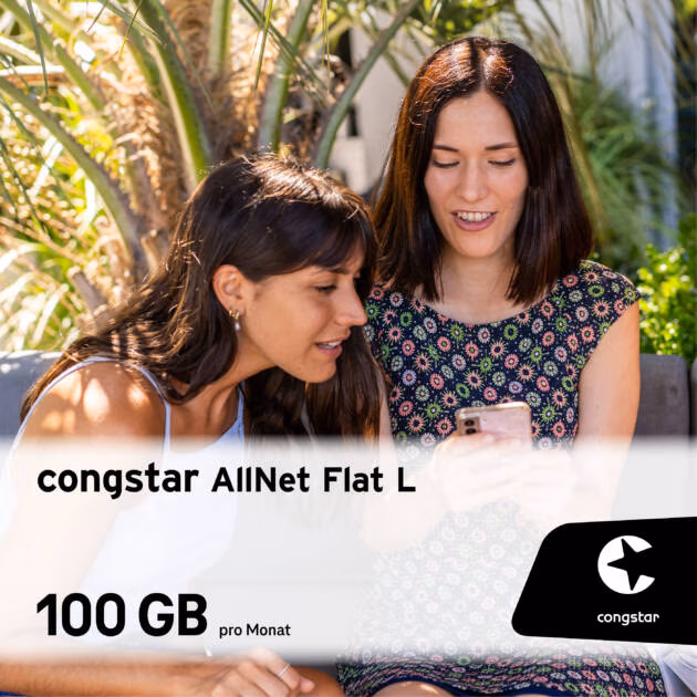 Zwei junge Frauen sitzen im Freien auf einer Bank und lächeln gemeinsam auf ein Smartphone. Das Text-Overlay hebt das congstar AllNet Flat M Angebot mit "100 GB pro Monat" hervor und zeigt das congstar Logo.