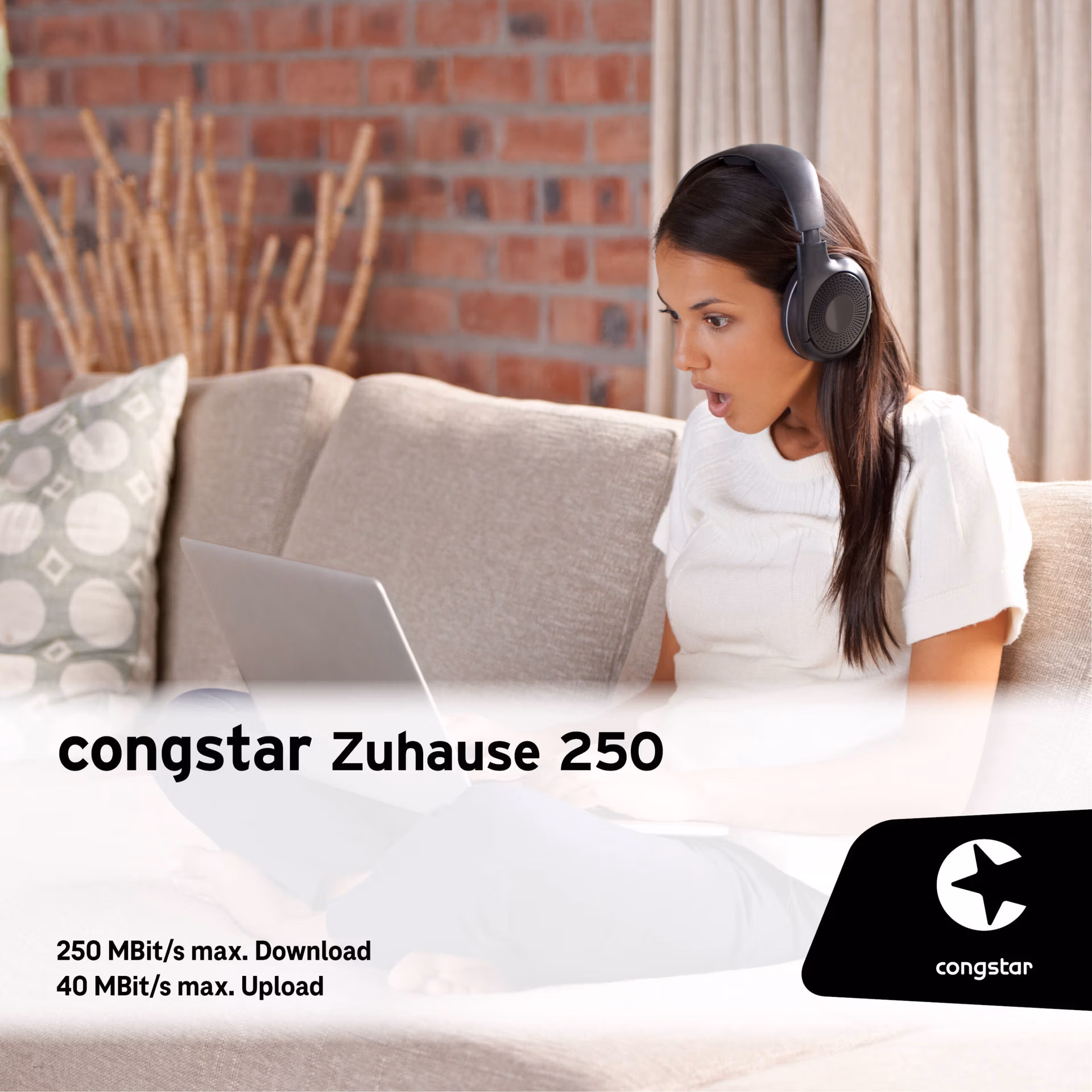 Eine Frau mit Kopfhörern schaut überrascht, während sie einen Laptop auf einem Sofa benutzt. Der Text lautet "congstar AllNet Flat M" mit Internetgeschwindigkeiten: 250 MBit/s Download, 40 MBit/s Upload, AllNet Flat inklusive und dem congstar Logo.