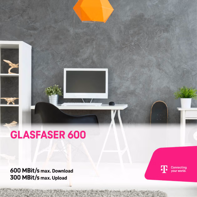 Ein modernes Heimbüro mit einem Computer auf einem weißen Schreibtisch, einem schwarzen Stuhl und Pflanzen. Text: "MagentaZuhause S. 16 MBit/s max. Download, 2,4 MBit/s max. Upload." T-Mobile-Logo und Slogan in der Ecke sichtbar.