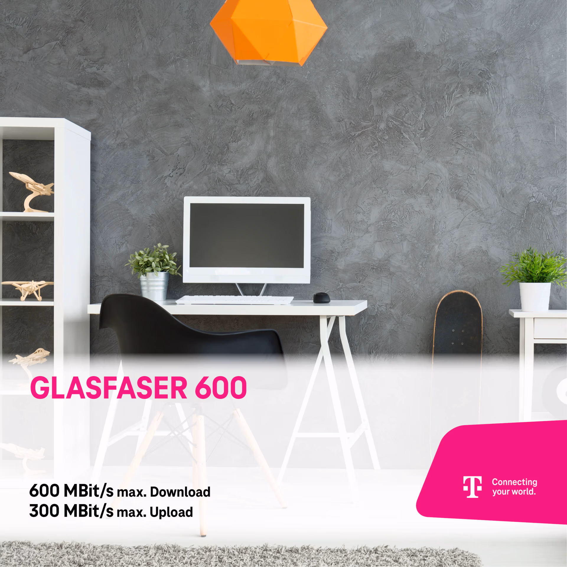 Ein modernes Heimbüro mit einem Computer auf einem weißen Schreibtisch, einem schwarzen Stuhl und Pflanzen. Text: "MagentaZuhause S. 16 MBit/s max. Download, 2,4 MBit/s max. Upload." T-Mobile-Logo und Slogan in der Ecke sichtbar.