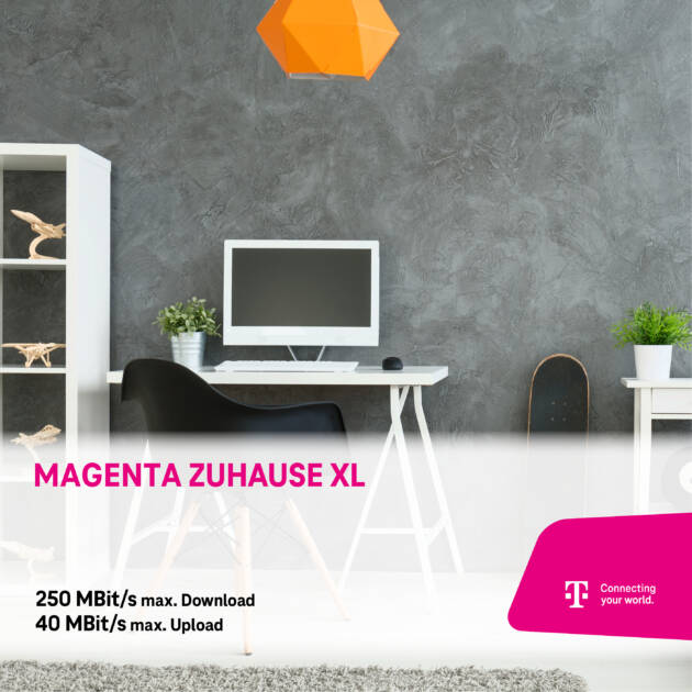 Ein modernes Heimbüro mit einem Computer auf einem weißen Schreibtisch, einem schwarzen Stuhl, einem Skateboard und einer Pflanze. Text wirbt für "MagentaZuhause S" Internet mit 16 MBit/s Download und 2,4 MBit/s Upload.