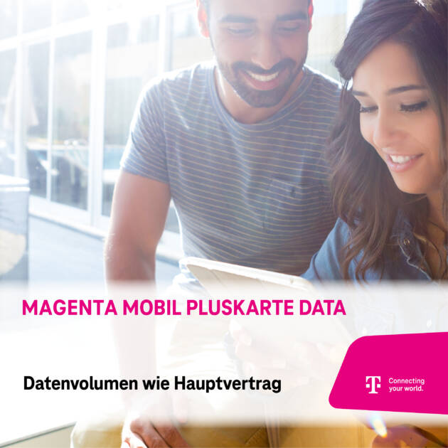 Ein lächelnder Mann und eine lächelnde Frau sitzen zusammen und schauen auf eine Tafel. Der Text lautet: "Magenta Mobil PlusKarte. Gleiches Datenvolumen wie im Hauptvertrag." In der Ecke sind Logo und Slogan der Telekom zu sehen.