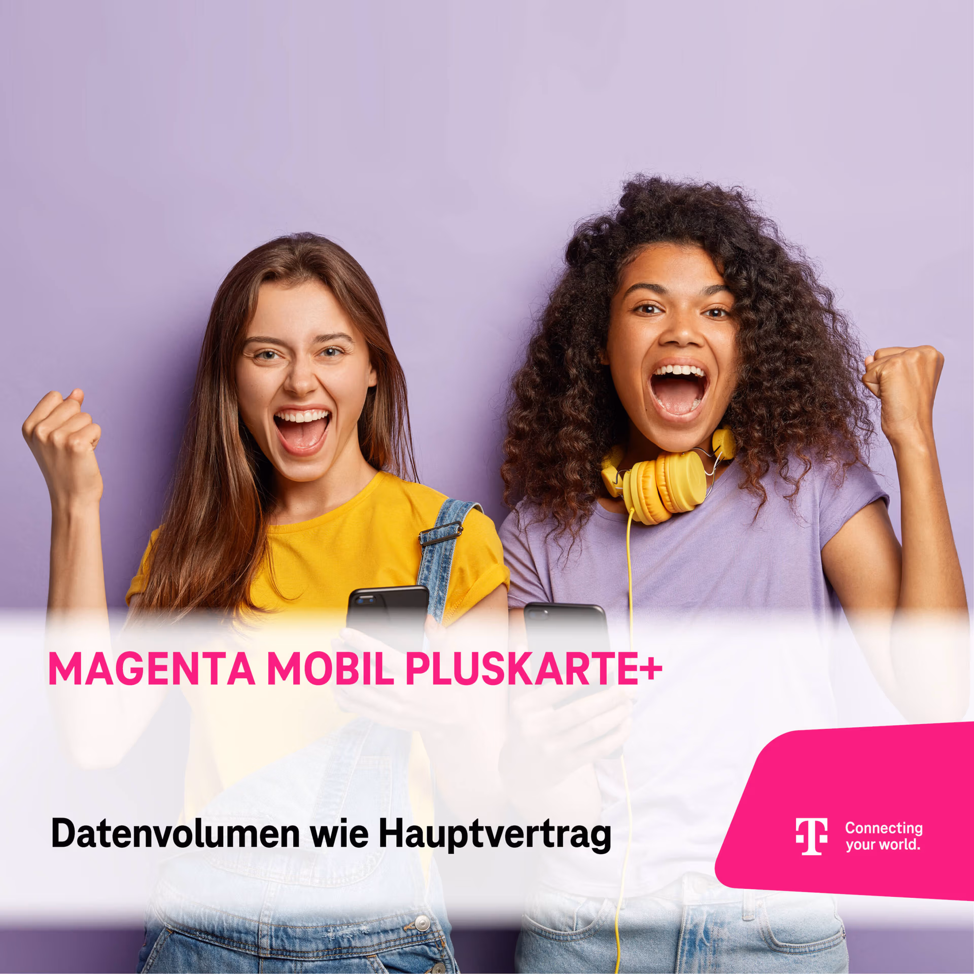 Zwei glückliche junge Frauen feiern; eine hält ein Smartphone, die andere hat gelbe Kopfhörer. Text: "MAGENTA MOBIL PLUSKARTE - Extra SIM-Karte mit Datenvolumen wie im Hauptvertrag.