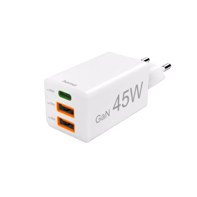 Das Schnellladegerät 45W in Weiß verfügt über zwei orangefarbene USB-A-Anschlüsse und einen grünen USB-C-Anschluss für die Schnellladung, die auf einem schlichten weißen Hintergrund angezeigt werden.