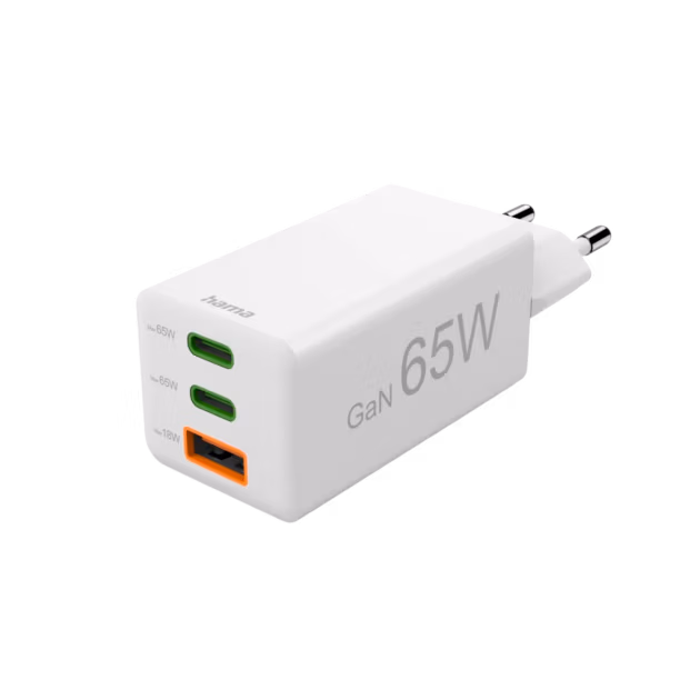 Ein weißes Schnellladegerät 45W mit zwei grünen USB-C-Anschlüssen, einem orangefarbenen USB-A-Anschluss und europäischen Steckerstiften für schnelles, effizientes Laden.