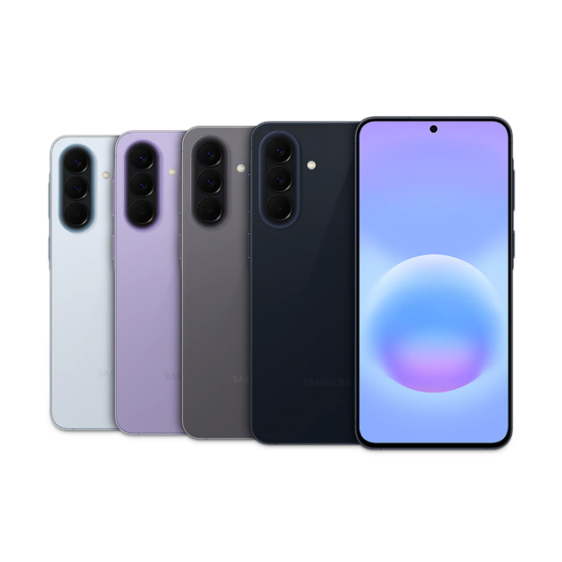 Vier Samsung-Smartphones in verschiedenen Farben (weiß, lavendel, dunkelgrau und schwarz) werden in einer Reihe gezeigt, wobei ein Telefon nach vorne gerichtet ist und seinen Bildschirm zeigt, während die anderen ihre Dreifach-Kamerarückseite zeigen.