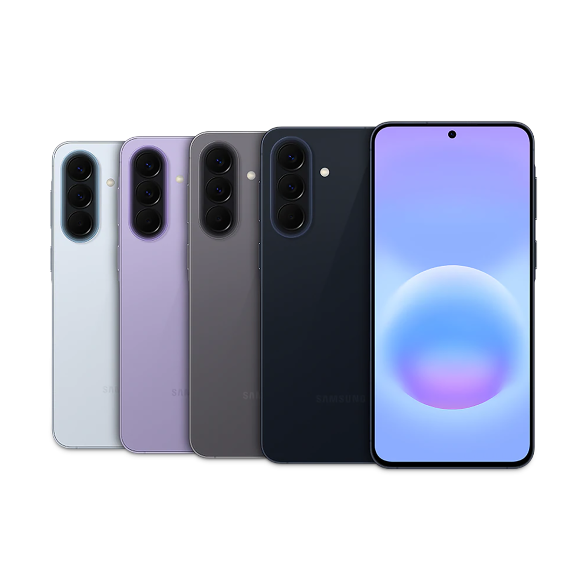 Vier Samsung-Smartphones in verschiedenen Farben (weiß, lavendel, dunkelgrau und schwarz) werden in einer Reihe gezeigt, wobei ein Telefon nach vorne gerichtet ist und seinen Bildschirm zeigt, während die anderen ihre Dreifach-Kamerarückseite zeigen.
