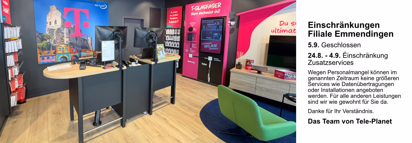 Innenansicht eines Telekommunikationsgeschäfts mit Theken, Computern und Werbedisplays. Rechts ist ein Hinweis angebracht, der aufgrund von Personalmangel über Schließungen und Serviceeinschränkungen in der Filiale Emmendingen informiert, mit Daten und Erläuterungen auf Deutsch.